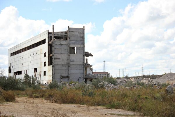 Здание заброшенной Крымской атомной электростанции в Щелкино Здание заброшенной Крымской атомной электростанции в Щелкино