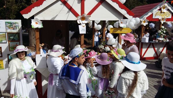 Участники ежегодной акции благотворительности и милосердия Белый цветок в Евпатории