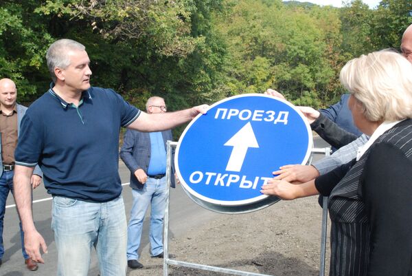Глава Крыма Сергей Аксенов во время открытия движения транспорта на отремонтированном участке дороги Алушта-Судак-Феодосия возле села Лучистое Глава Крыма Сергей Аксенов во время открытия движения транспорта на отремонтированном участке дороги Алушта-Судак-Феодосия возле села Лучистое