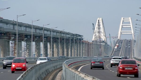 Автомобили едут по автодорожной части Крымского моста