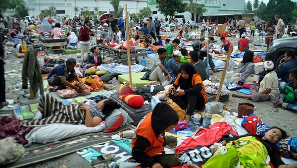 Медики оказывают помощь пострадавшим от землетрясения во дворе больницы на острове Сулавеси в Индонезии. 29 октября 2018