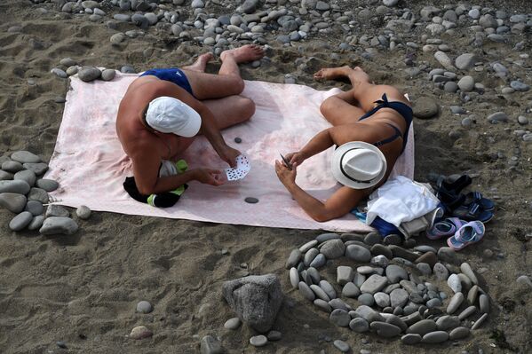 Отдыхающие на пляже в Судаке