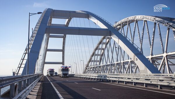 Грузовики едут по Крымскому мосту