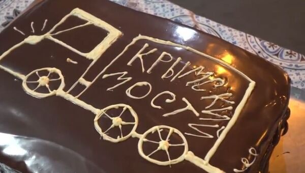 Первых водителей фур на Крымском мосту угостили тортом от ДПС