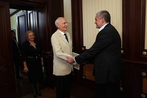 Встреча главы Республики Крым Сергея Аксенова с советским и российским актером театра и кино, народным артистом СССР Василием Лановым Встреча главы Республики Крым Сергея Аксенова с советским и российским актером театра и кино, народным артистом СССР Василием Лановым