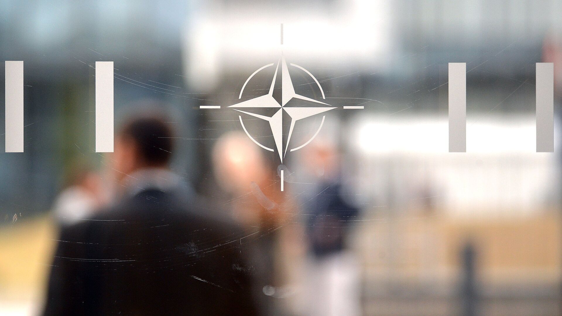 Эмблема Организации Североатлантического договора (НАТО) в Брюсселе - РИА Новости, 1920, 06.12.2021