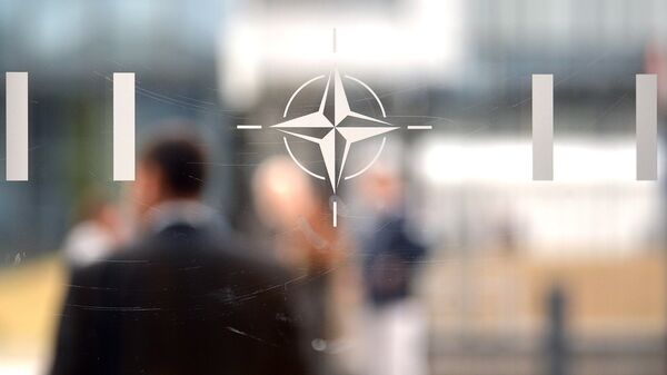 Эмблема Организации Североатлантического договора (НАТО) в Брюсселе