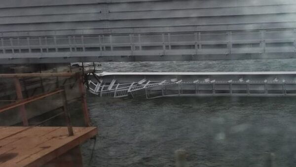 Пролет ж/д-части Крымского моста съехал в воду при монтаже