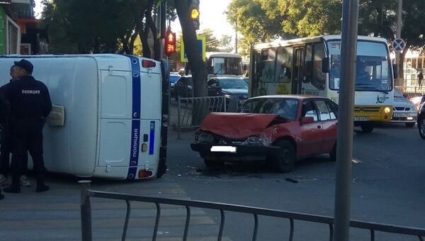В Евпатории легковой автомобиль столкнулся с полицейской машиной
