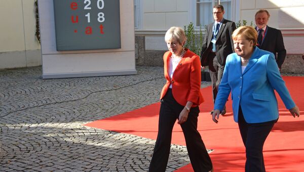 Премьер-министр Великобритании Тереза Мэй (слева) и канцлер Германии Ангела Меркель перед началом неформального саммита глав стран-членов ЕС в Зальцбурге