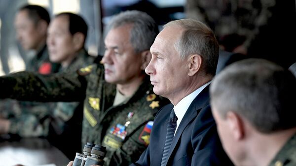 Президент РФ Владимир Путин наблюдает за ходом военных маневров российских, монгольских и китайских вооруженных сил Восток-2018 с командного пункта на полигоне Цугол