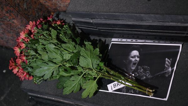Цветы в память о Монсеррат Кабалье у посольства Испании в Москве