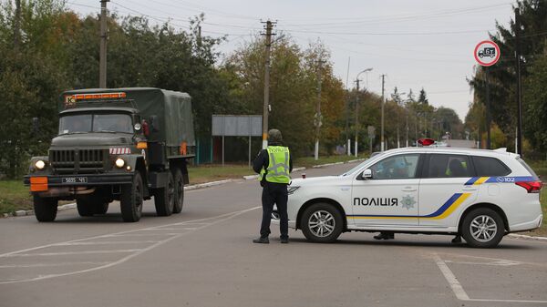 Автомобиль украинской полиции перекрывает дорогу