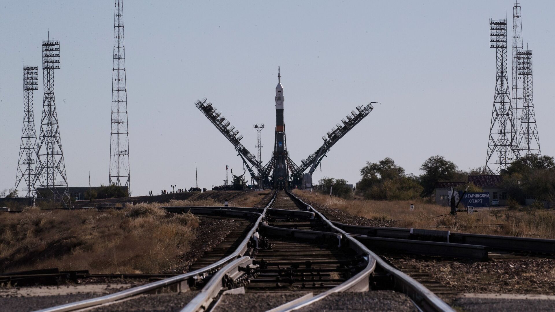 Установка ракеты-носителя Союз-ФГ с пилотируемым кораблем Союз МС-10 на стартовый стол первой Гагаринской стартовой площадки космодрома Байконур - РИА Новости, 1920, 26.10.2023