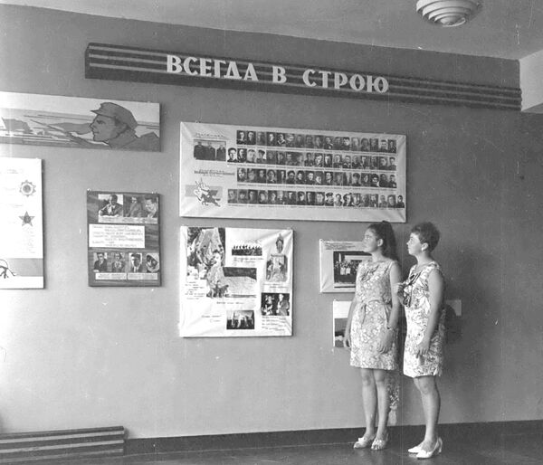 Студентки смотрят на экспозицию о ветеранах в главном корпусе Крымского пединститута (теперь КФУ им. Вернадского)
