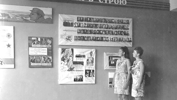 Студентки смотрят на экспозицию о ветеранах в главном корпусе Крымского пединститута (теперь КФУ им. Вернадского)
