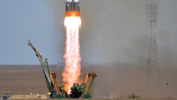 Старт ракеты-носителя Союз-ФГ с пилотируемым кораблем Союз МС-10