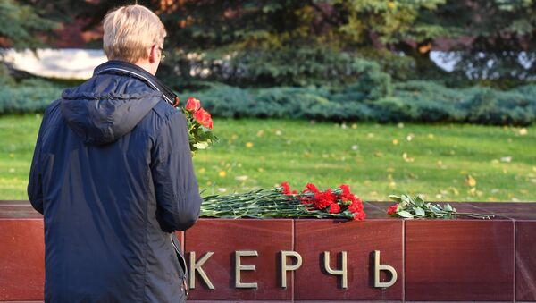 Цветы на памятнике городу-герою Керчи в Александровском саду в Москве в знак траура по погибшим при взрыве в колледже в Керчи. 17 октября 2018