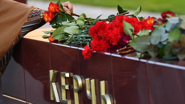 Цветы на памятнике городу-герою Керчи в Александровском саду в Москве в знак траура по погибшим при взрыве в колледже в Керчи. 17 октября 2018