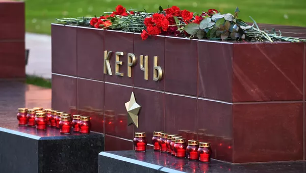Цветы в память о погибших при нападении на колледж в Керчи
