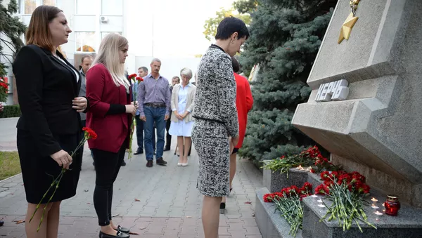 Севастопольцы несут цветы к монументу городу-герою Керчь. 17 октября 2018