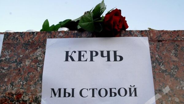 В центре Симферополя  несут цветы в память о погибших при нападении на колледж в Керчи