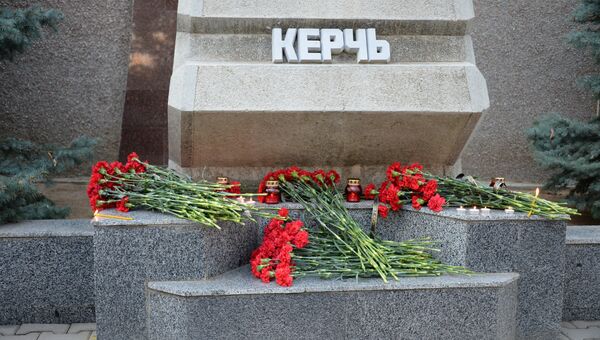 Севастопольцы несут цветы к монументу городу-герою Керчь. 17 октября 2018