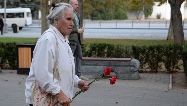 Севастопольцы несут цветы к монументу городу-герою Керчь. 17 октября 2018