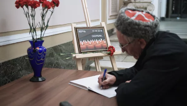 Цветы в память о погибших при нападении на колледж в Керчи