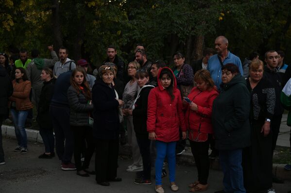 Люди на месте трагедии в Керченском политехническом колледже. 17 октября 2018