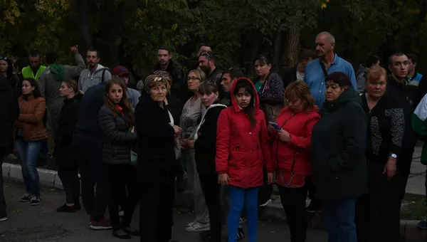 Люди на месте трагедии в Керченском политехническом колледже. 17 октября 2018