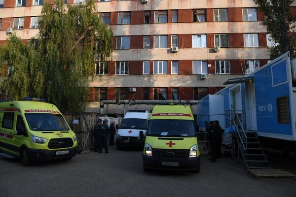 Эвакуация пострадавших при нападении на Керченский колледж
