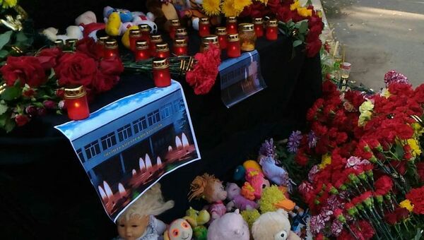 В Керчи к мемориалу жертв убийства в техникуме несут свечи
