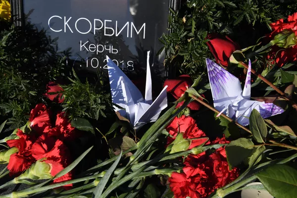 Цветы и бумажные игрушки у народного мемориала во Владивостоке в память о погибших в Керченском политехническом колледже, в котором произошли взрыв и стрельба Цветы и бумажные игрушки у народного мемориала во Владивостоке в память о погибших в Керченском политехническом колледже, в котором произошли взрыв и стрельба