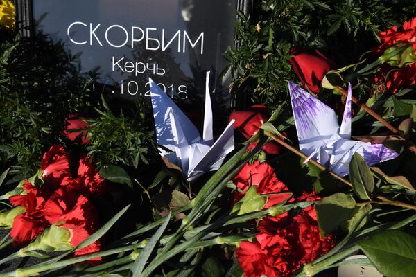 Цветы и бумажные игрушки у народного мемориала во Владивостоке в память о погибших в Керченском политехническом колледже, в котором произошли взрыв и стрельба