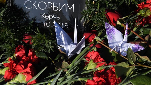 Цветы и бумажные игрушки у народного мемориала во Владивостоке в память о погибших в Керченском политехническом колледже, в котором произошли взрыв и стрельба