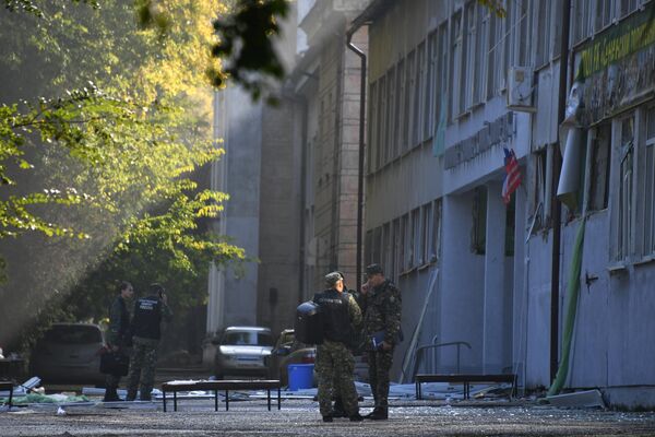 Сотрудники правоохранительных органов у здания Керченского политехнического колледжа, в котором произошли взрыв и стрельба