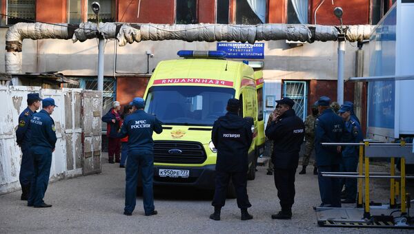Автомобиль скорой помощи у Керченской больницы № 1 имени Н. И. Пирогова, в которую привозят пострадавших при нападении на Керченский политехнический колледж