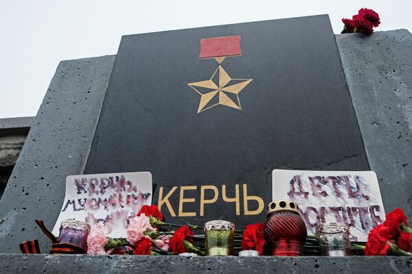 Цветы и свечи в память о погибших при нападении на колледж в Керчи у памятной плиты города-героя Керчь мемориального комплекса «Защитникам Советского Заполярья в годы Великой Отечественной войны» в Мурманске Цветы и свечи в память о погибших при нападении на колледж в Керчи у памятной плиты города-героя Керчь мемориального комплекса «Защитникам Советского Заполярья в годы Великой Отечественной войны» в Мурманске
