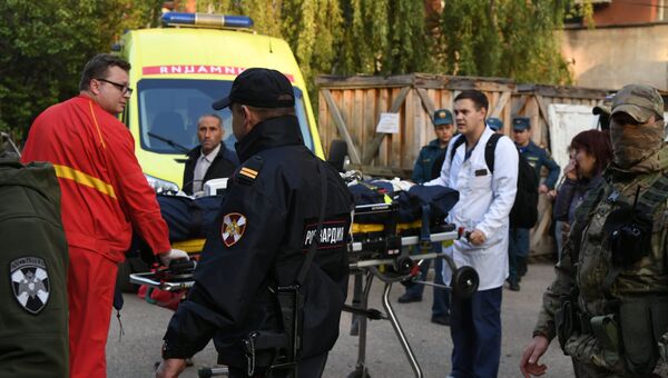 Эвакуация пострадавших при трагедии в Керченском политехническом колледже. 18 октября 2018