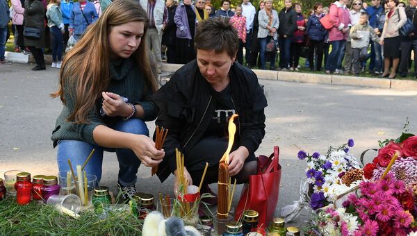 Люди у народного мемориала рядом с Керченским политехническим колледжем, в котором произошли взрыв и стрельба