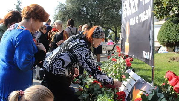Траурные мероприятия в Ялте в память о погибших в керченском колледже Траурные мероприятия в Ялте в память о погибших в керченском колледже