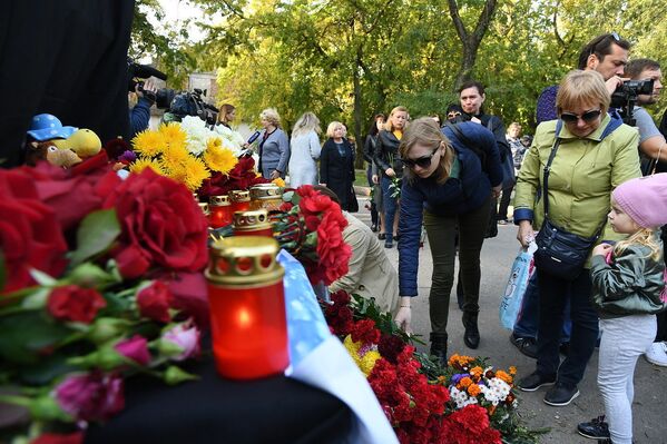 Люди у народного мемориала рядом с Керченским политехническим колледжем, в котором произошли взрыв и стрельба