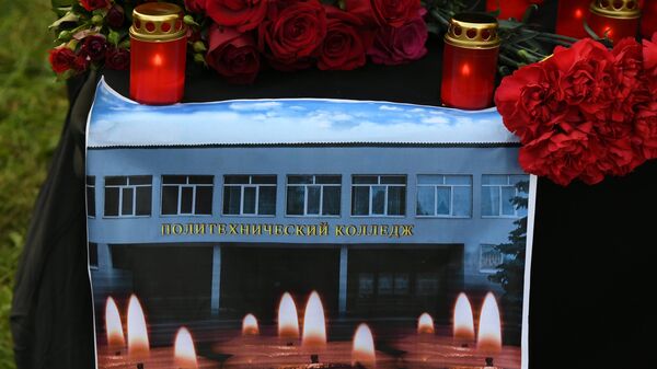 Цветы у народного мемориала рядом с Керченским политехническим колледжем, в котором произошли взрыв и стрельба