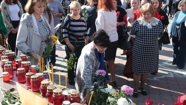 Цветы и свечи у народного мемориала в Симферополе в память о погибших при нападении на Керченский политехнический колледж