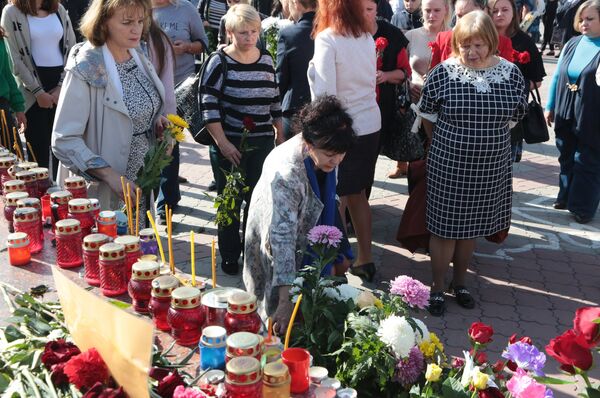 Цветы и свечи у народного мемориала в Симферополе в память о погибших при нападении на Керченский политехнический колледж