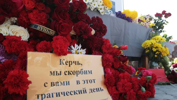 Цветы у народного мемориала в Симферополе в память о погибших при нападении на Керченский политехнический колледж