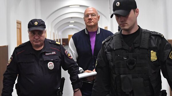Бывший вице-премьер Крыма Виталий Нахлупин (в центре) перед рассмотрением ходатайства следствия об его аресте в Басманном суде Москвы