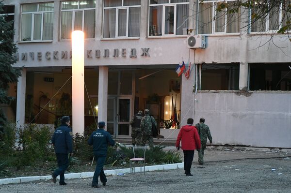 На месте массового убийства людей в Керченском политехническом колледже. 18 октября 2018
