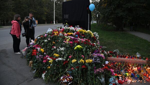 Импровизированный мемориал у Керченского политехнического колледжа. 18 октября 2018